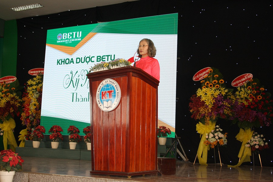 NGƯT. DS.CK1 Trương Thị Ngọc Sương - Trưởng khoa Dược phát biểu tại buổi lễ