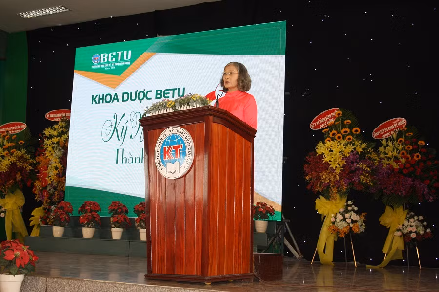 NGƯT. DS.CK1 Trương Thị Ngọc Sương - Trưởng khoa Dược phát biểu tại buổi lễ