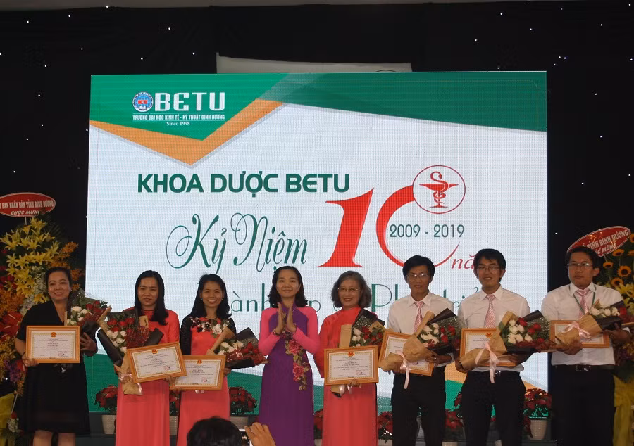 Tiến sĩ Lê Bích Phương - Hiệu trưởng nhà trường trao bằng khen cho các các nhân đã có thành tích trong năm học vừa qua