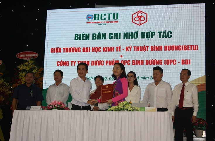 Lễ ký kết giữa nhà trường với Công ty TNHH Dược Phẩm OBP Bình Dương