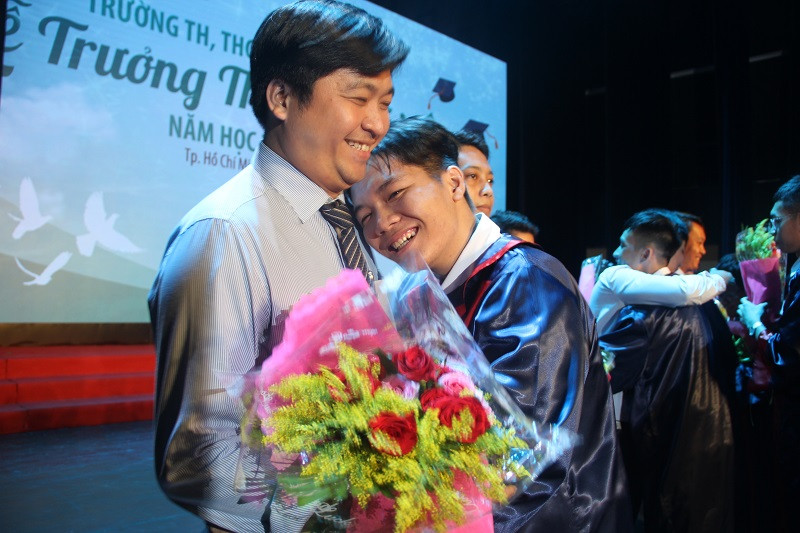 Dành tặng thầy một bó hoa tươi thắm cho ngày đặc biệt
