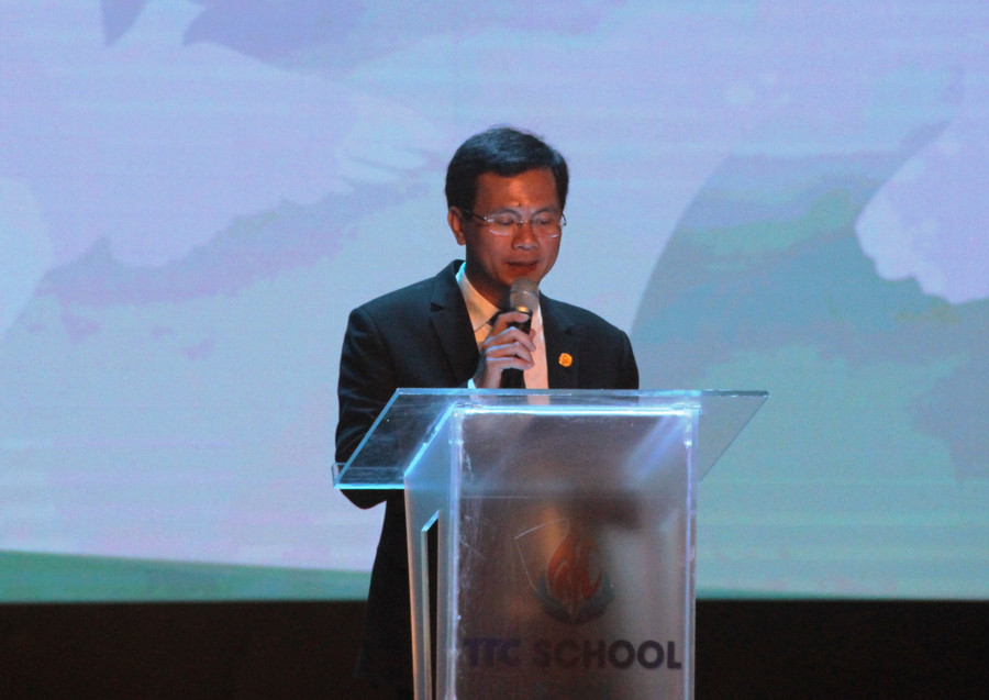 Thầy Ngô Vĩnh Trường, Hiệu trưởng nhà trường chia sẻ, nhắn gửi với các em học sinh nhiều điều ý nghĩa trong buổi lễ đặc biệt