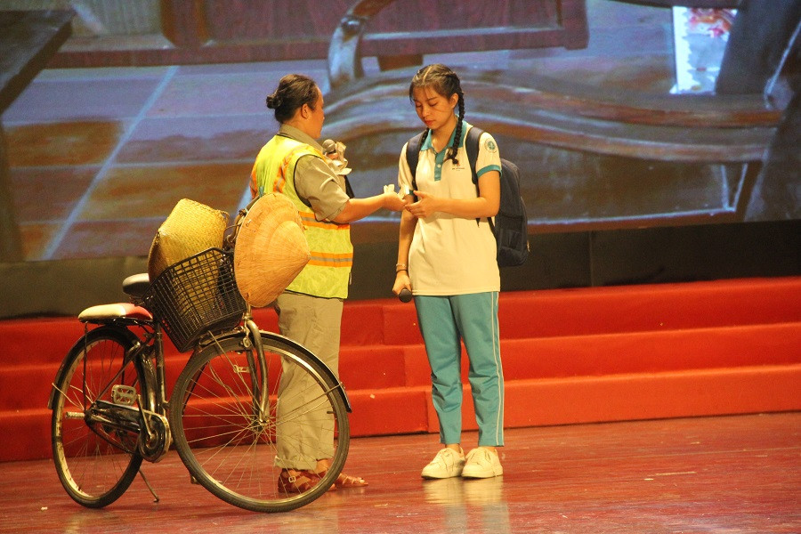 Giáo viên và học sinh tham gia vở kịch ngắn Nợ mẹ một lời ru