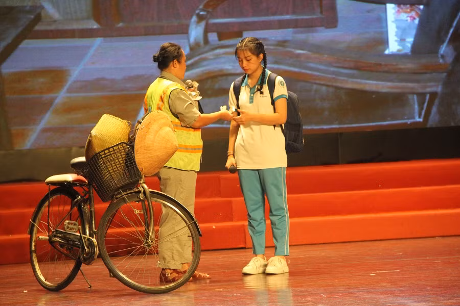 Giáo viên và học sinh tham gia vở kịch ngắn Nợ mẹ một lời ru Giáo viên và học sinh tham gia vở kịch ngắn Nợ mẹ một lời ru