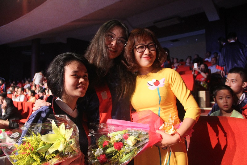 Lưu giữ khoảnh khắc đẹp bên thầy cô trong lễ tri ân và trưởng thành