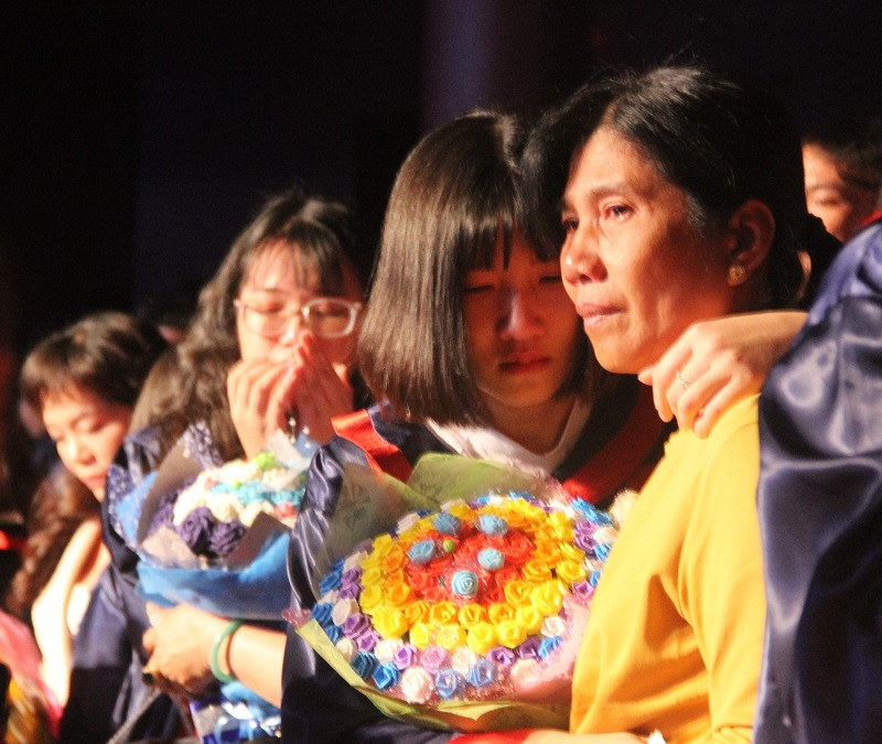 Một phụ huynh rất xúc động trong ngày lễ đặc biệt của con gái