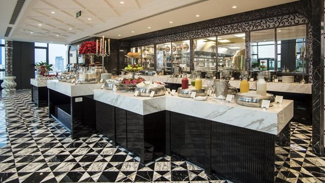 Du khách có thể thưởng thức bữa sáng ở quán Cafe Cardinal. Du khách có thể thưởng thức bữa sáng ở quán Cafe Cardinal.