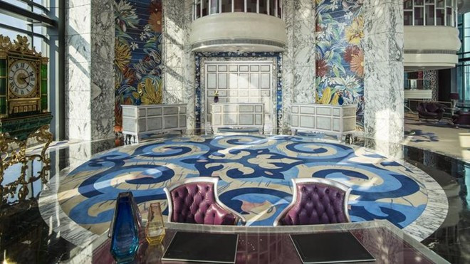 Một đại diện của khách sạn cho biết Reverie Saigon có thiết kế “lộng lẫy tới không ngờ”, với các căn phòng theo kiểu hiện đại hoặc theo phong cách cổ điển của châu Âu. Trong ảnh, hành lang Sky ở tầng 7 của tòa nhà 39 tầng trên đường Đồng Khởi và Nguyễn Huệ gây ấn tượng với sự tinh xảo và cầu kỳ của các chi tiết. Một đại diện của khách sạn cho biết Reverie Saigon có thiết kế “lộng lẫy tới không ngờ”, với các căn phòng theo kiểu hiện đại hoặc theo phong cách cổ điển của châu Âu. Trong ảnh, hành lang Sky ở tầng 7 của tòa nhà 39 tầng gây ấn tượng cho du khách với sự tinh xảo và phức tạp của các chi tiết.