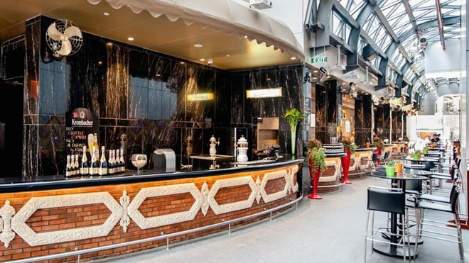 Pizza, đồ uống, thạch hoa quả, trà chiều và sinh tố được phục vụ ở khu ăn uống tầng trệt Long @ Times Square. Pizza, đồ uống, thạch hoa quả, trà chiều và sinh tố được phục vụ ở khu ăn uống tầng trệt có tên Long @ Times Square.