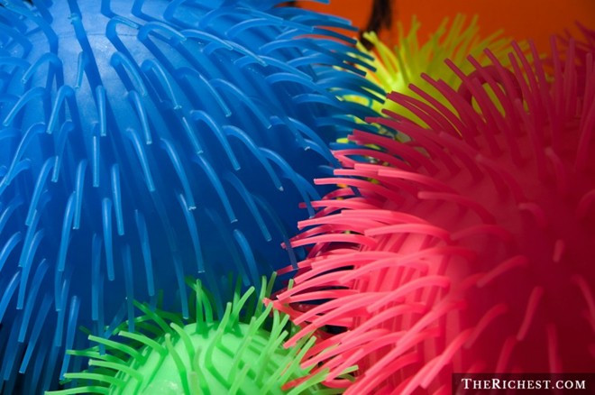 Bóng Koosh chỉ gồm có một lõi cao su mềm được bao bọc xung quanh bởi những dây cao su gắn vào. 10 cách làm giàu kỳ quặc nhất thế giới