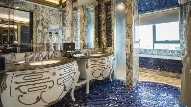 Phòng tắm của Junior Suite rất rộng rãi và tiện nghi. Phòng tắm của Junior Suite rất rộng rãi và tiện nghi.