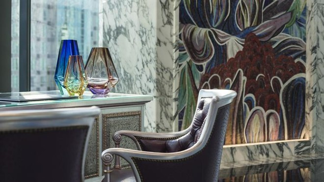 Hiện tại một phần khách sạn đã mở cửa, nhưng một số khu vực vẫn còn đang được hoàn thiện, và dự kiến khai trương vào mùa hè năm nay. Xe dịch vụ ở khách sạn gồm có các mẫu của Mercedes-Benz, Bentley và Rolls-Royce. Hiện tại một phần khách sạn đã mở cửa, nhưng một số khu vực vẫn còn đang được hoàn thiện và dự kiến sẽ chính thức khai trương vào mùa hè năm nay. Xe dịch vụ ở khách sạn gồm có các mẫu của Mercedes-Benz, Bentley và Rolls-Royce.