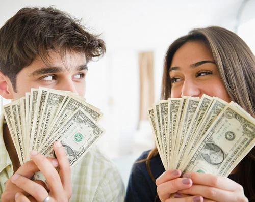Với phụ nữ, hạnh phúc và tiền bạc là 50-50