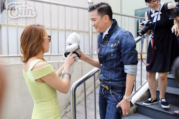 Đàm Vĩnh Hưng tình tứ tặng gấu bông cho Mỹ Tâm