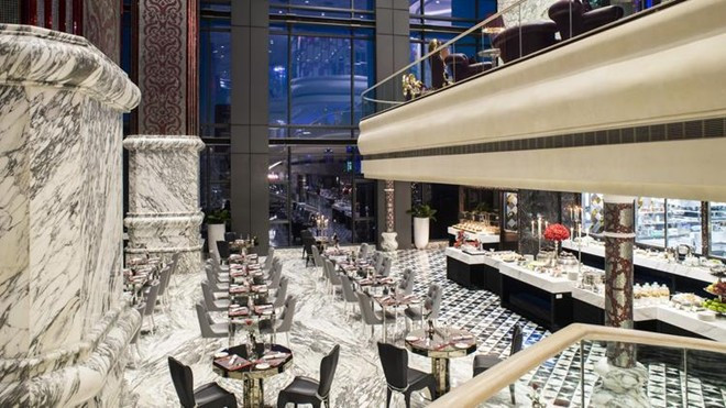 Khu ăn ở Cafe Cardinal có cả ghế trong nhà và ngoài trời, phục vụ 3 bữa chính trong ngày. Khu ăn ở Cafe Cardinal có cả ghế trong nhà và ngoài trời, phục vụ cả bữa sáng, bữa trưa và bữa tối.