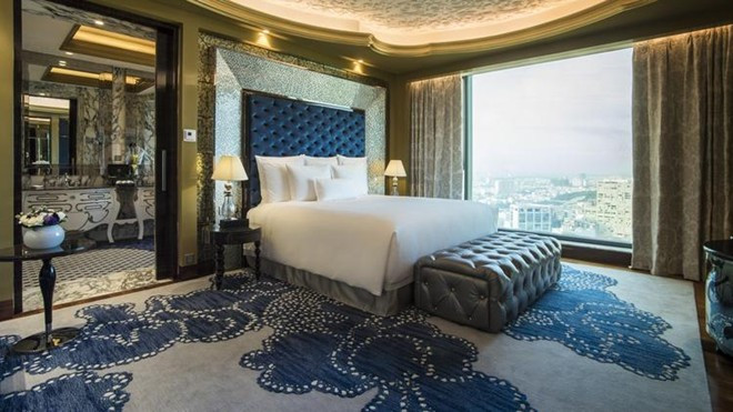 Khách sạn có 286 phòng, mỗi phòng đều có một mặt kính nhìn ra khung cảnh thành phố. Trong ảnh là một phòng hạng Junior Suite ở khách sạn. Nội thất do các hãng hàng đầu Italy - Provasi, Colombo Stile, Giorgetti và Visionnaire - thiết kế. Khách sạn có 286 phòng, mỗi phòng đều có một mặt kính nhìn ra khung cảnh thành phố. Trong ảnh là một phòng hạng Junior Suite ở khách sạn. Nội thất của khách sạn do các nhà thiết kế hàng đầu nước Ý - Provasi, Colombo Stile, Giorgetti và Visionnaire - sáng tạo.