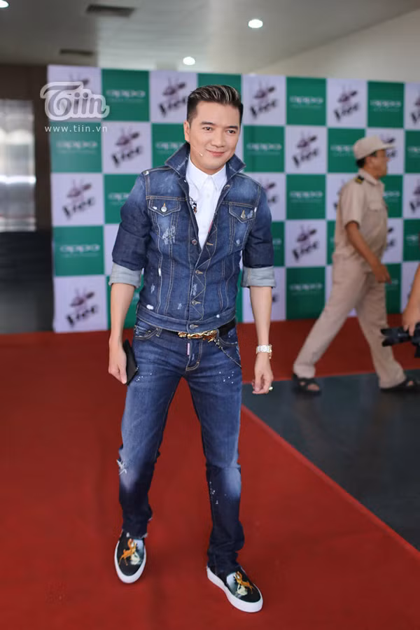 Đàm Vĩnh Hưng tình tứ tặng gấu bông cho Mỹ Tâm