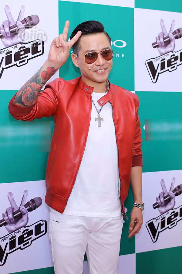 Đàm Vĩnh Hưng tình tứ tặng gấu bông cho Mỹ Tâm