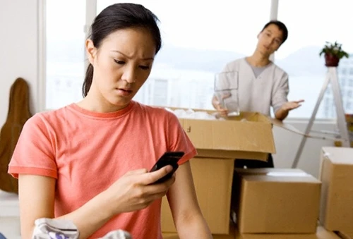 “Phát điên” khi nghe đoạn ghi âm chồng ỡm ờ tán gái