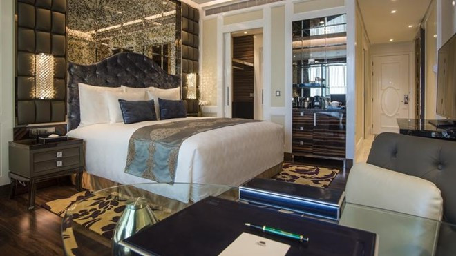 Giá phòng thấp nhất ở khách sạn là 263 USD một đêm (tương đương 5,7 triệu đồng). Một phòng hạng sang ở Reverie Saigon. Giá phòng thấp nhất ở khách sạn là 263 USD một đêm (tương đương 5,7 triệu đồng).