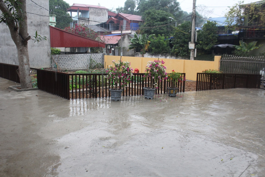 Một góc cảnh quan sân chơi và vườn rau của giáo viên trong khu nhà công vụ trường THPT Định Hóa. Một góc cảnh quan sân chơi và vườn rau của giáo viên trong khu nhà công vụ trường THPT Định Hóa.