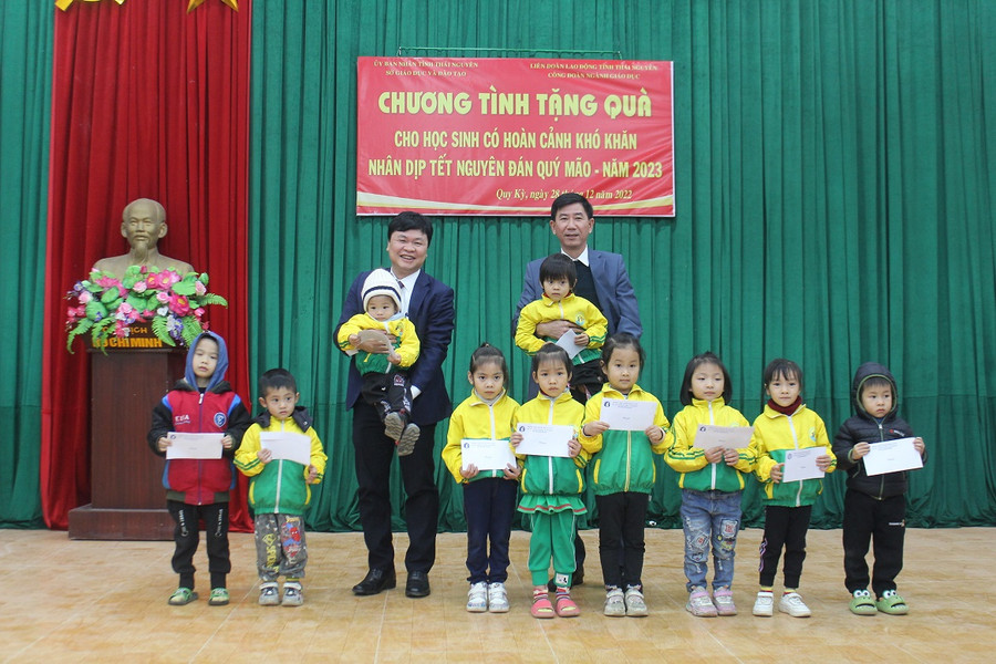 PGS, Tiến sĩ Phạm Việt Đức, Giám đốc Sở GD&ĐT Thái Nguyên (trái)cùng Nhà giáo ưu tú Trần Văn Hưng, Hiệu trưởng Trường THPT Chuyên Thái Nguyên tặng quà tết cho các em học sinh mầm non và tiểu học xã Quy Kỳ, huyện Định Hóa. PGS, Tiến sĩ Phạm Việt Đức, Giám đốc Sở GD&ĐT Thái Nguyên (trái)cùng Nhà giáo ưu tú Trần Văn Hưng, Hiệu trưởng Trường THPT Chuyên Thái Nguyên tặng quà tết cho các em học sinh mầm non và tiểu học xã Quy Kỳ, huyện Định Hóa.