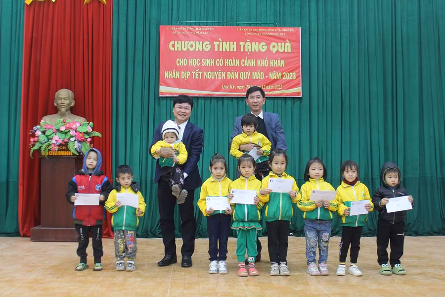 PGS, Tiến sĩ Phạm Việt Đức, Giám đốc Sở GD&amp;ĐT Thái Nguyên (trái)cùng Nhà giáo ưu tú Trần Văn Hưng, Hiệu trưởng Trường THPT Chuyên Thái Nguyên tặng quà tết cho các em học sinh mầm non và tiểu học xã Quy Kỳ, huyện Định Hóa.