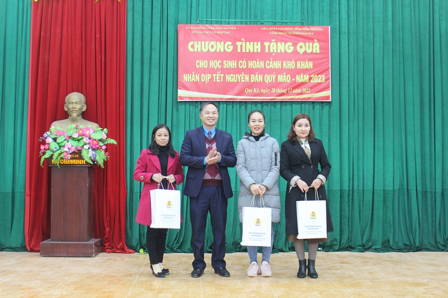 Ông Nguyễn Văn Hải, Chủ tịch Công đoàn ngành GD tỉnh Thái Nguyên tặng quà tết cho giáo viên có hoàn cảnh khó khăn tại xã Quy Kỳ, huyện Định Hóa. Ông Nguyễn Văn Hải, Chủ tịch Công đoàn ngành GD tỉnh Thái Nguyên tặng quà tết cho giáo viên có hoàn cảnh khó khăn tại xã Quy Kỳ, huyện Định Hóa.