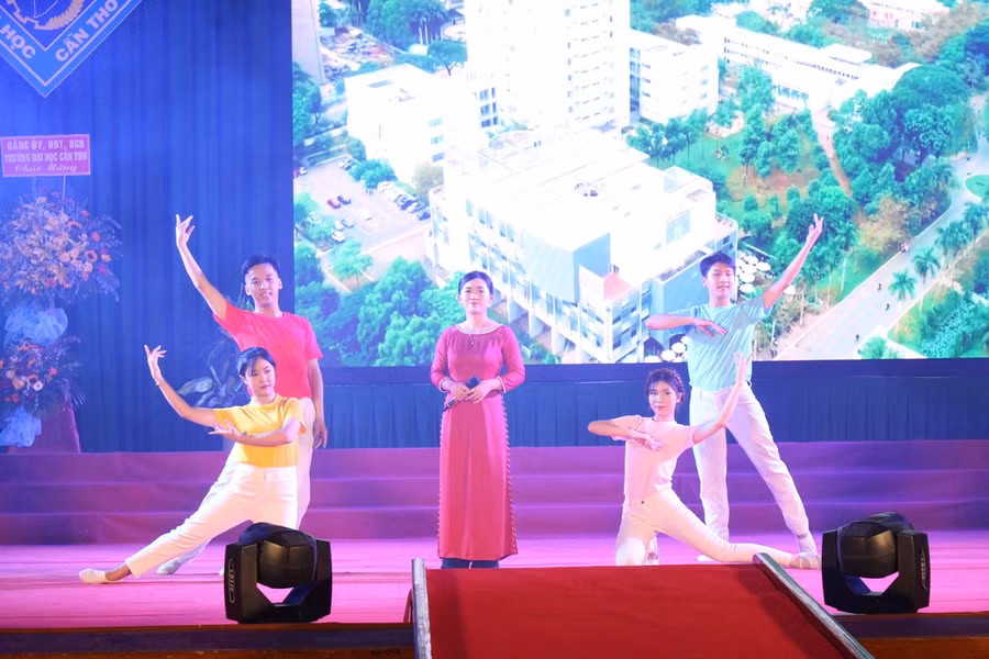 Tiết mục biểu diễn tại cuộc thi.