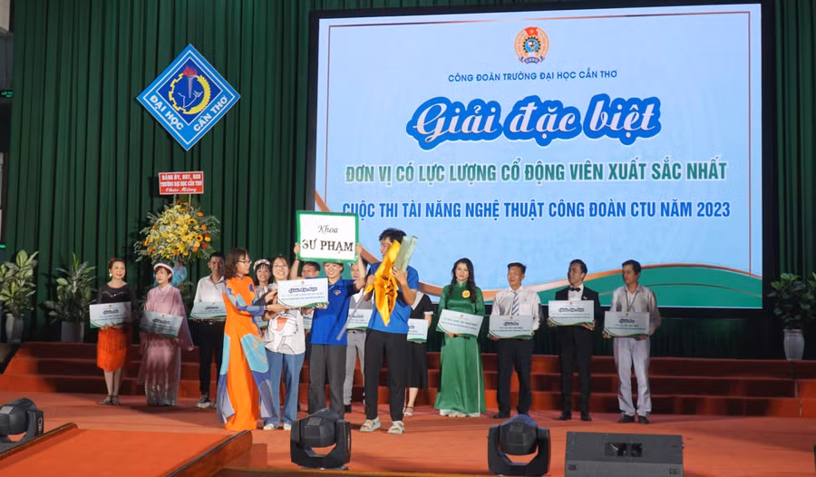 Ban Tổ chức trao giải cho các đội tham gia cuộc thi.