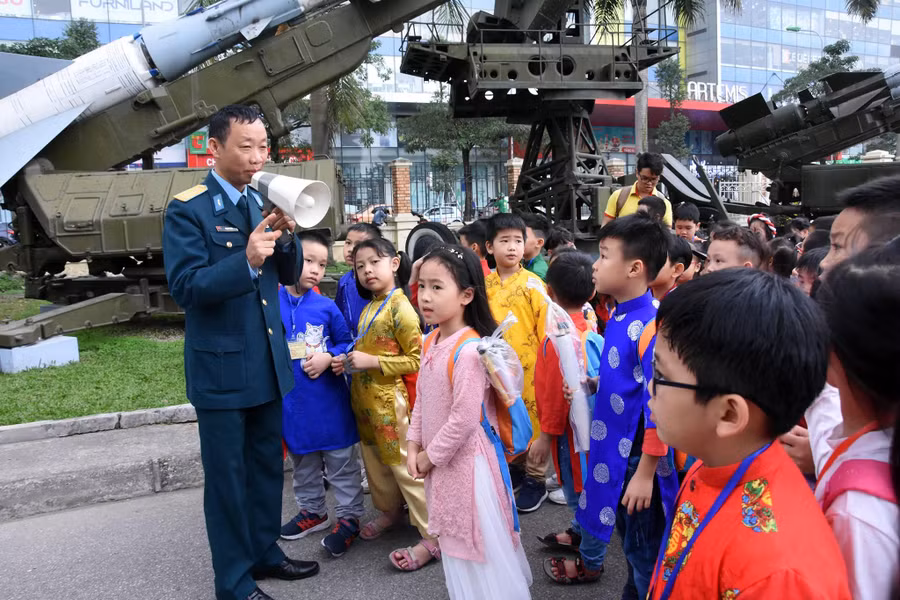 Học sinh Trường Tiểu học Lý Thái Tổ tham quan Bảo tàng Phòng không-Không quân. 