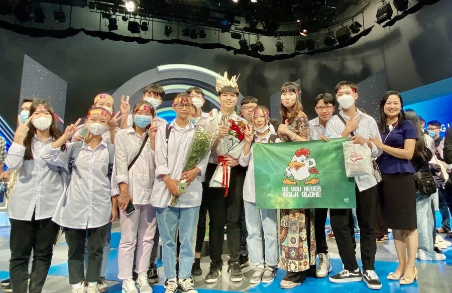 Đặng Lê Nguyên Vũ cùng cô giáo và các bạn trước giờ thi đấu. Đặng Lê Nguyên Vũ cùng cô giáo và các bạn trước giờ thi đấu.