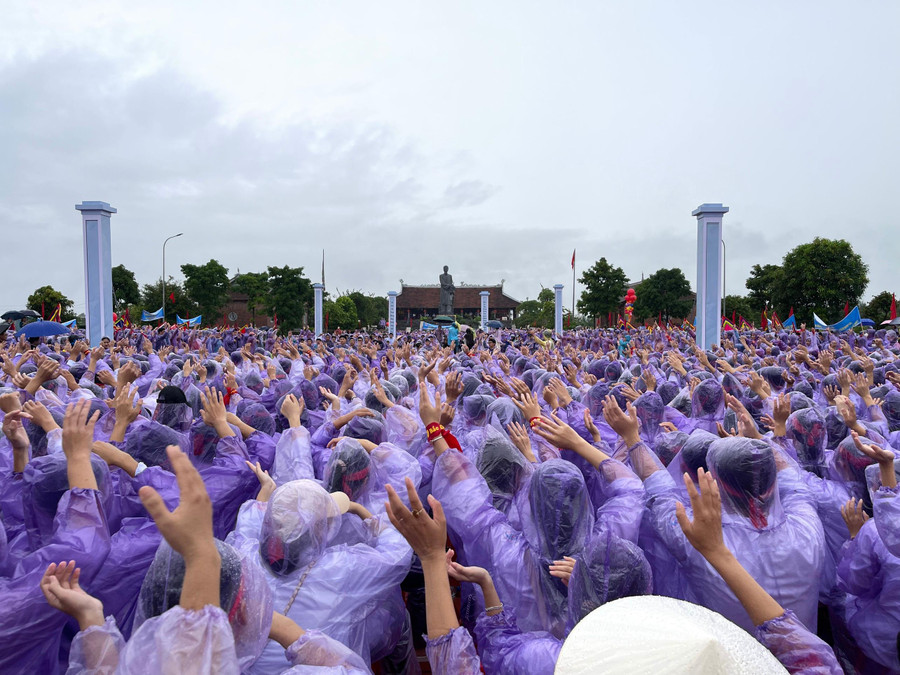 Hơn 2.000 học sinh của Trường THPT Bắc Duyên Hà và một số trường trong tỉnh Thái Bình cổ vũ Đặng Lê Nguyên Vũ. Hơn 2.000 học sinh của Trường THPT Bắc Duyên Hà và một số trường trong tỉnh Thái Bình cổ vũ Đặng Lê Nguyên Vũ.