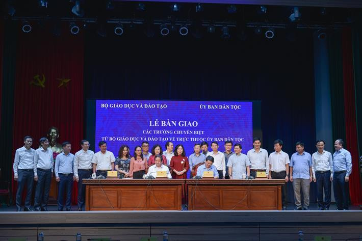 Bộ trưởng Bộ GD&ĐT Nguyễn Kim Sơn và Bộ trưởng, Chủ nhiệm Ủy ban Dân tộc Hầu A Lềnh ký kết bàn giao 5 trường chuyên biệt. Bộ trưởng Bộ GD&ĐT Nguyễn Kim Sơn và Bộ trưởng, Chủ nhiệm Ủy ban Dân tộc Hầu A Lềnh ký kết bàn giao 5 trường chuyên biệt.