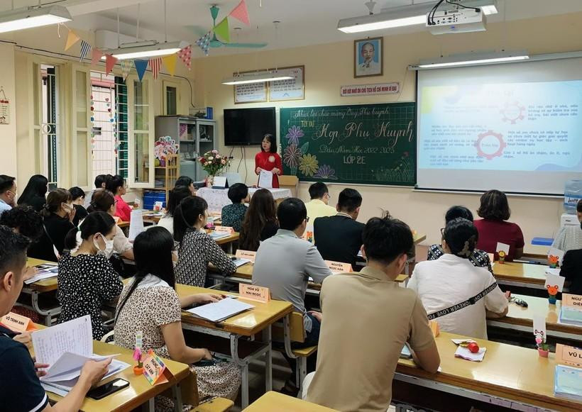 Buổi họp phụ huynh học sinh Trường Tiểu học Trần Quốc Toản (quận Hoàn Kiếm, Hà Nội). Ảnh: Vân Anh. Buổi họp phụ huynh học sinh Trường Tiểu học Trần Quốc Toản (quận Hoàn Kiếm, Hà Nội). Ảnh: Vân Anh.