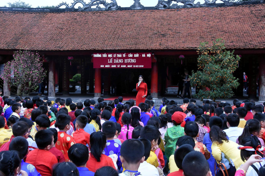 Học sinh Trường Tiểu học Lý Thái Tổ dâng hương tại Văn Miếu-Quốc Tử Giám.