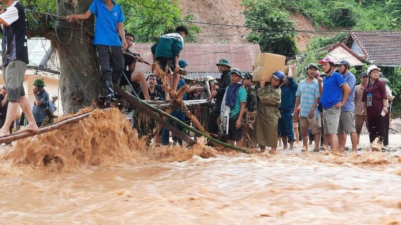 Học sinh trong vùng cô lập được giáo viên, lực lượng chức năng tìm cách đưa về trường ở nội trú để bảo đảm an toàn. Ảnh: Hồ Lài. Học sinh trong vùng cô lập được giáo viên, lực lượng chức năng tìm cách đưa về trường ở nội trú để bảo đảm an toàn. Ảnh: Hồ Lài.