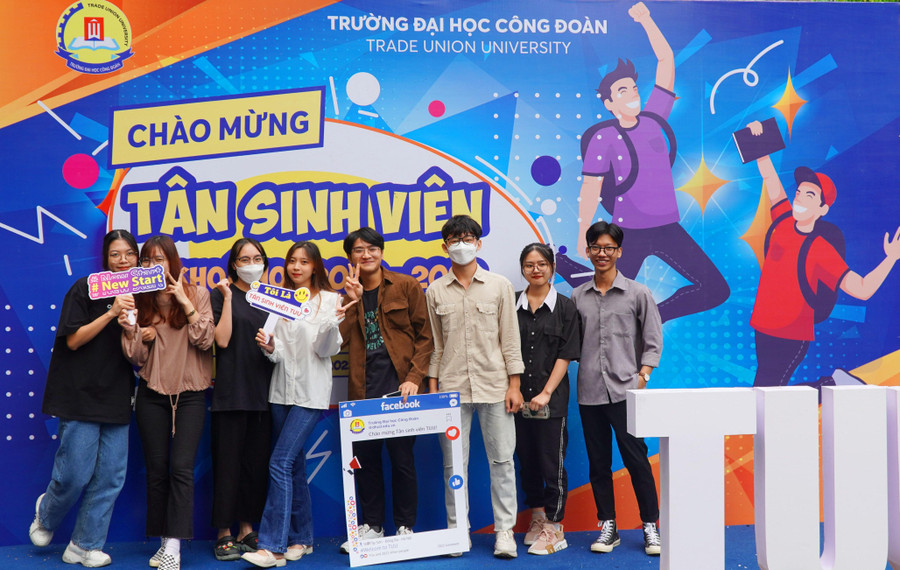 Niềm vui của tân sinh viên Trường ĐH Công đoàn ngày đầu nhập học.