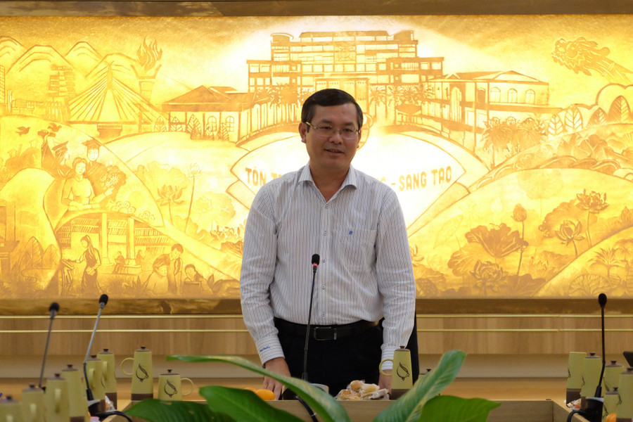 Thứ trưởng Nguyễn Văn Phúc ghi nhận những ý kiến của các nhà Toán học trong buổi làm việc.