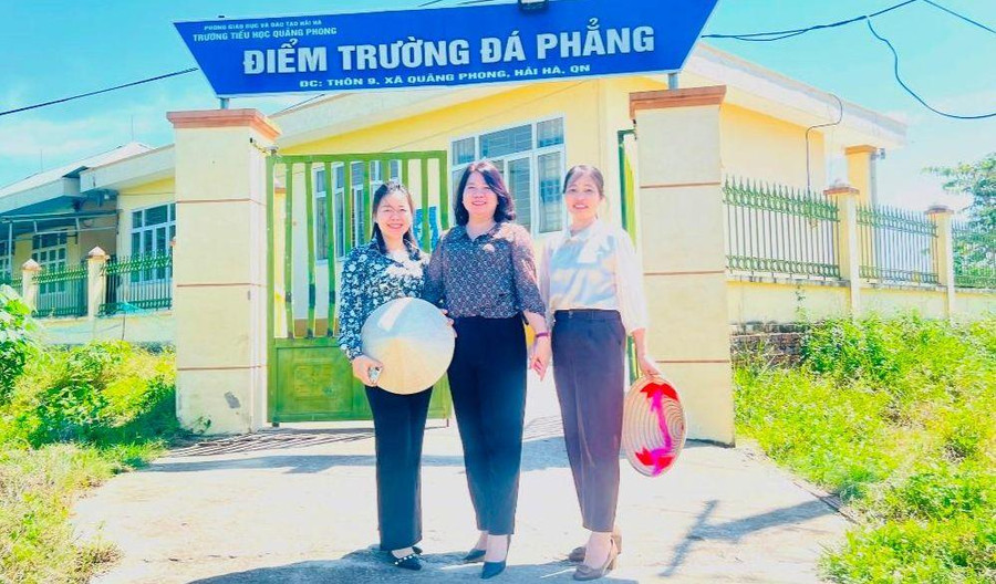 Chị Hà (đứng giữa) trong một chuyến công tác tại một điểm trường ở huyện Hải Hà. Ảnh: NVCC