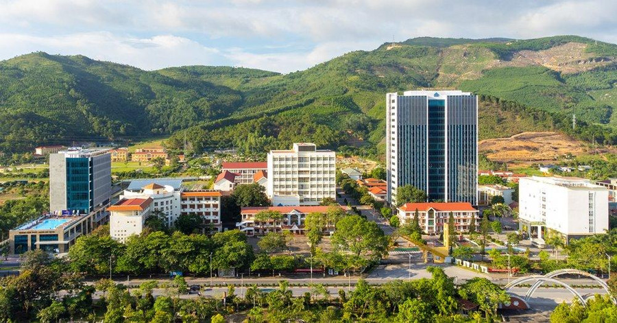 Toàn cảnh Trường Đại học Hạ Long cơ sở 1 tại TP Uông Bí (Quảng Ninh). Ảnh: Lê Hà Toàn cảnh Trường Đại học Hạ Long cơ sở 1 tại TP Uông Bí (Quảng Ninh). Ảnh: Lê Hà