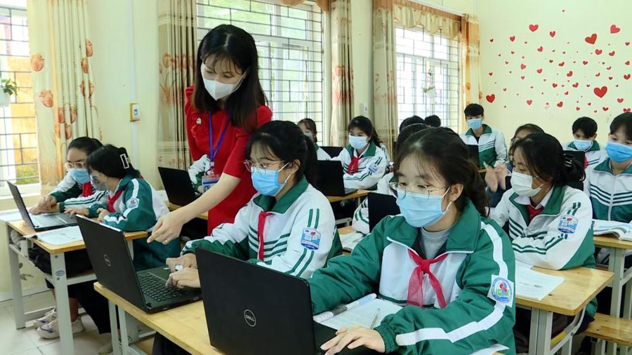 Học sinh Trường THCS thị trấn Cái Rồng (huyện Vân Đồn) sử dụng máy tính xách tay khi học tập. Ảnh: Lan Anh Học sinh Trường THCS thị trấn Cái Rồng (huyện Vân Đồn) sử dụng máy tính xách tay khi học tập. Ảnh: Lan Anh