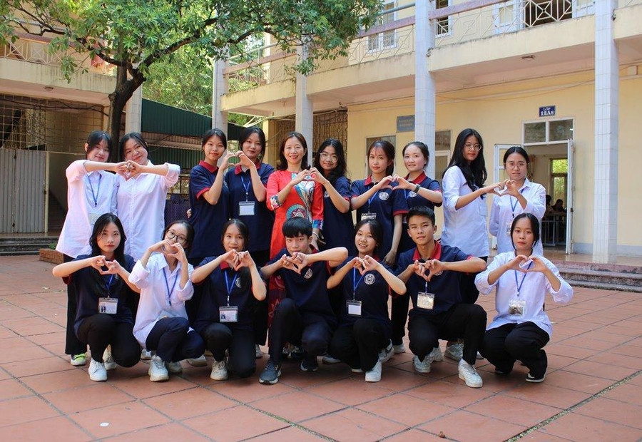 Cô Diệp chụp ảnh kỉ niệm cùng học sinh lớp 10A7 tại sân trường. Ảnh: Minh Cương