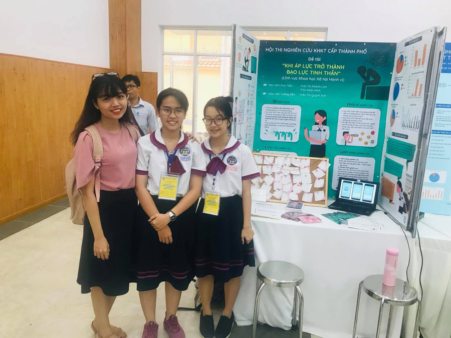 Cô Quỳnh Anh và học sinh tại cuộc thi KHKT cấp thành phố năm học 2018-2019