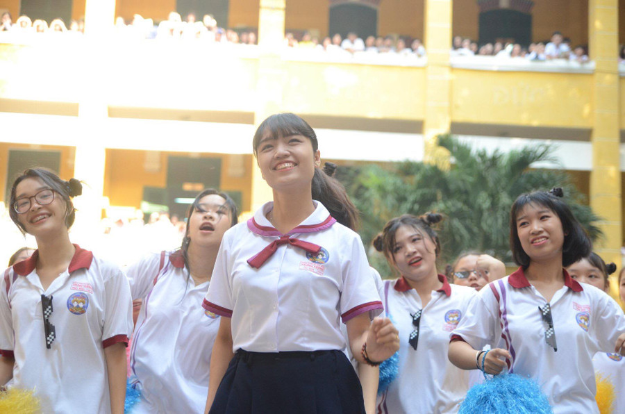 Cô Quỳnh Anh cùng học trò trong một tiết mục nhảy