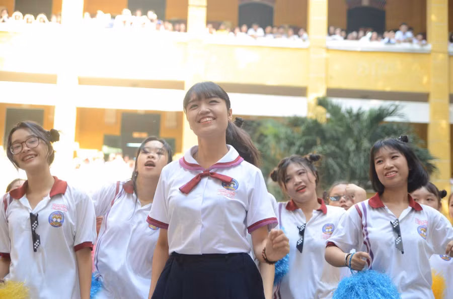 Cô Quỳnh Anh cùng học trò trong một tiết mục nhảy