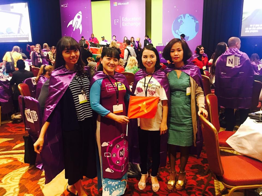 Cô Quỳnh Anh (ngoài cùng bên trái) cùng các giáo viên đại diện cho Việt Nam dự Diễn đàn Giáo dục toàn cầu Microsoft tổ chức tại Canada