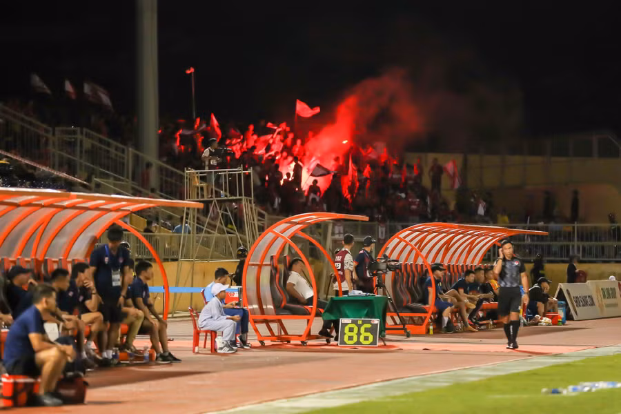 Hình ảnh cổ động viên Hải Phòng đốt pháo sáng trên sân Vinh vòng 9 V-League 2022.