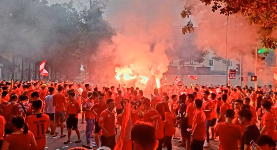 Cổ động viên Hải Phòng đốt pháo sáng bên ngoài sân Hàng Đẫy trước trận Hà Nội - Hải Phòng tại vòng 6 V-League 2022.