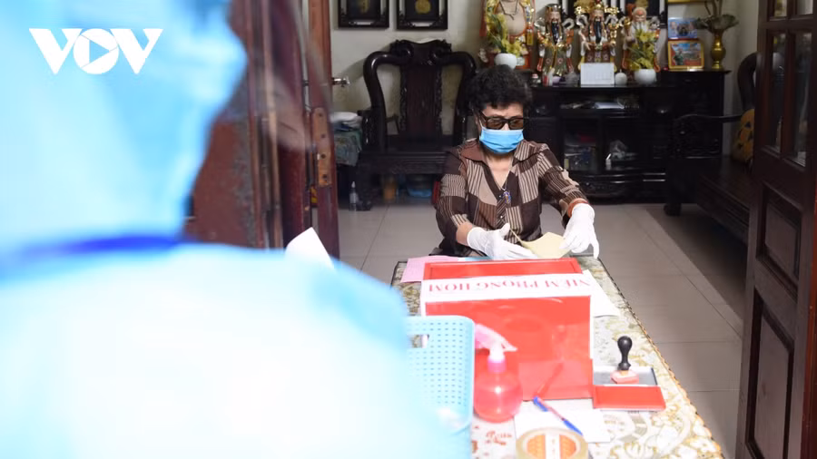 Cử tri tiến hành các thủ tục bầu cử.